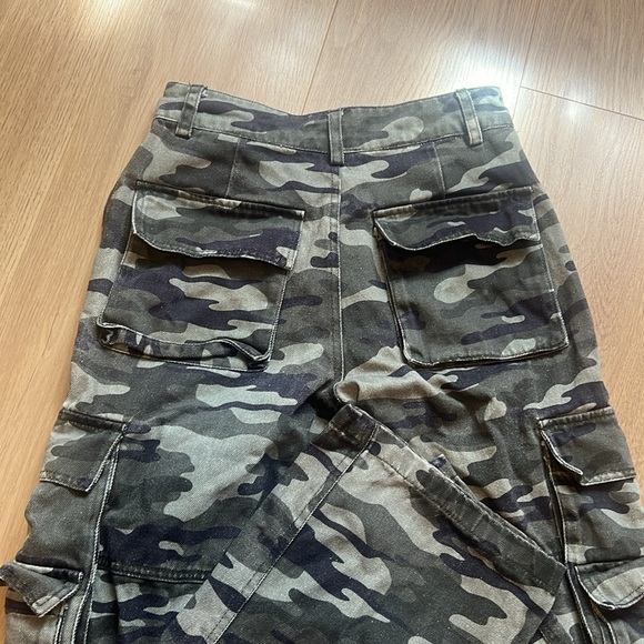 Forever 21 Camo Cargo Jeans, Size XS - Picture 2 of 4